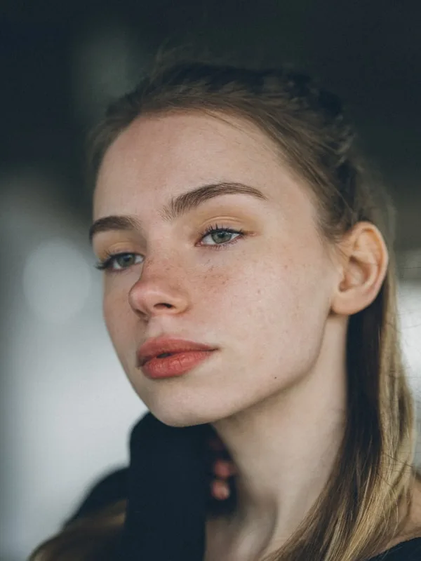Editorial portrait — natural expression and soft light